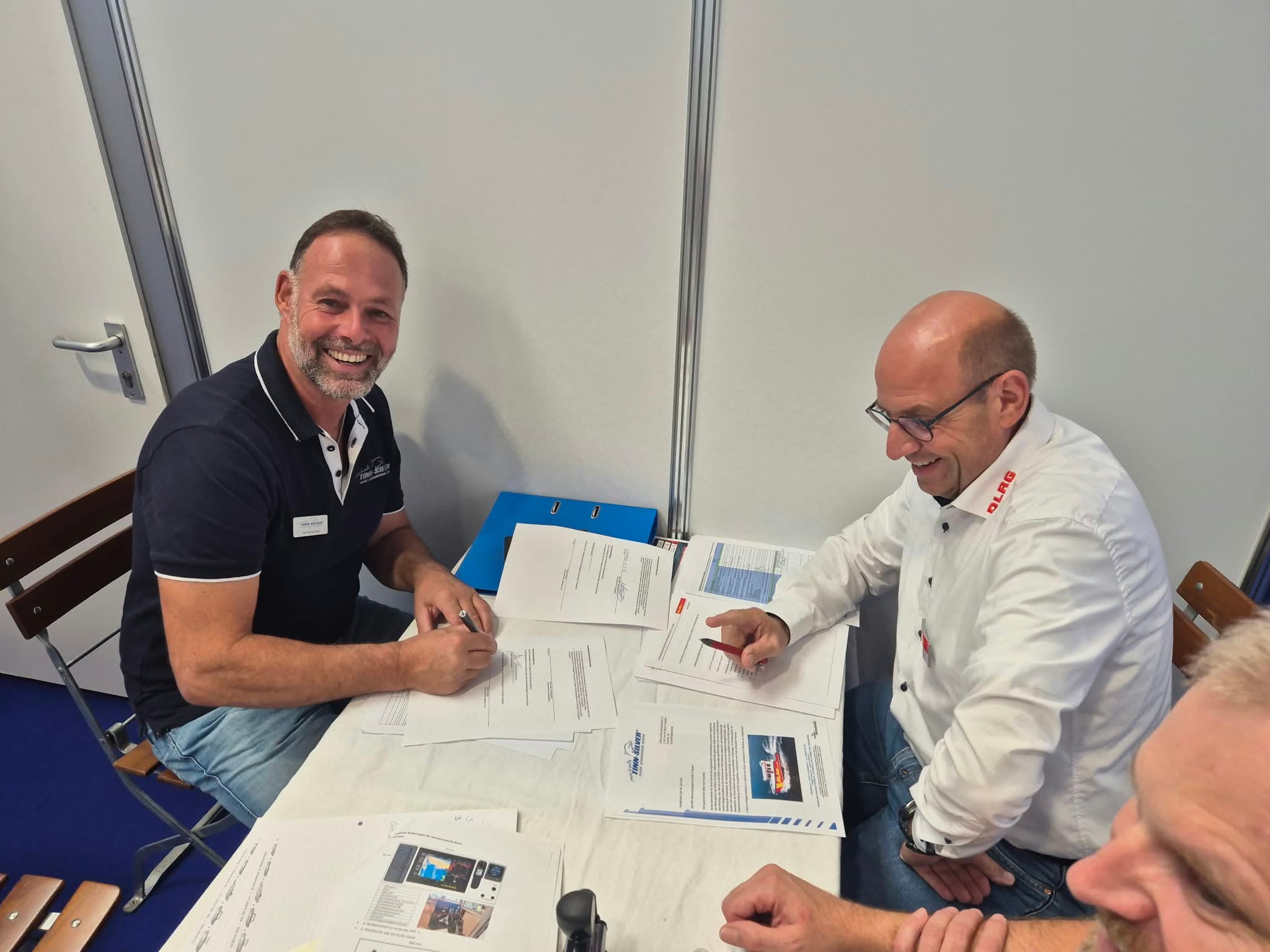 Signing the contract together at a table at Interboot
