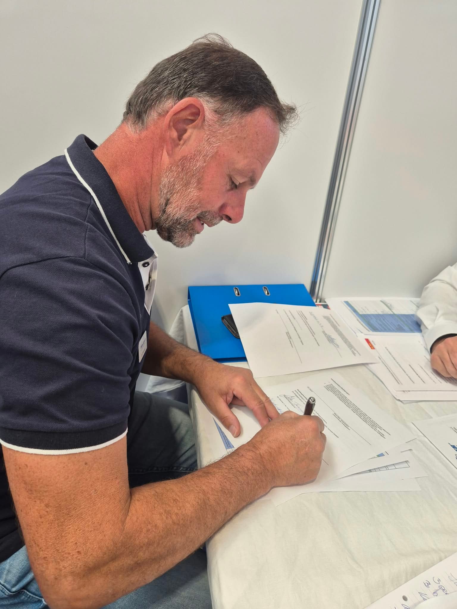 Jan Tinnemans signing the contract